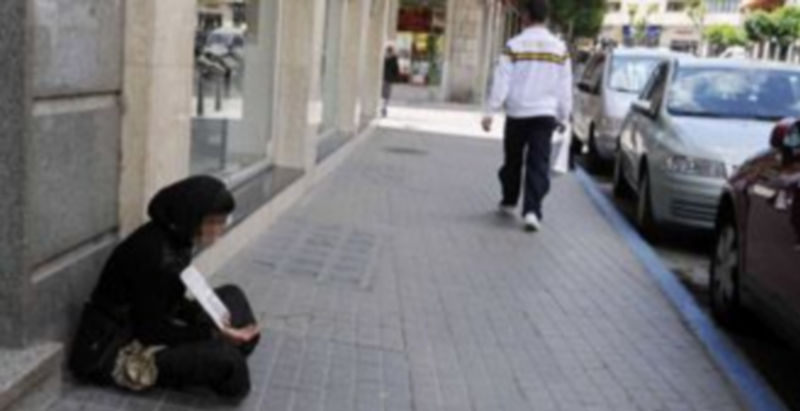 Imagen de archivo de una inmigrante de origen rumano en una calle de Segovia. / Juan Martín