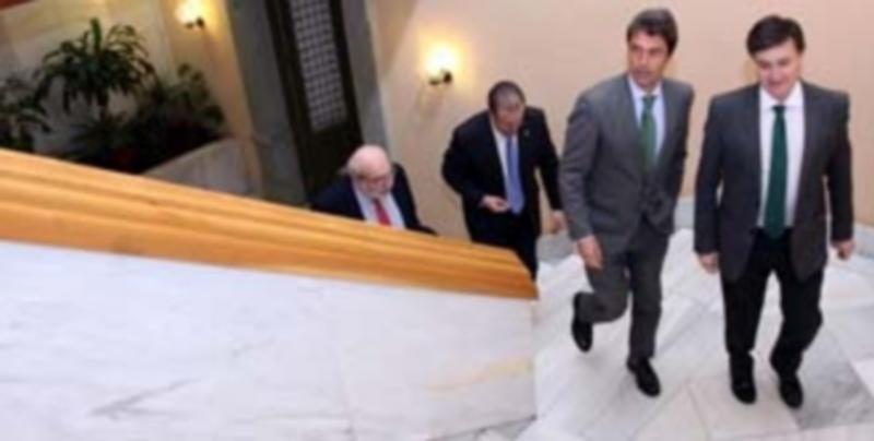 Francisco Vázquez acompaña al subsecretario de Industria antes de la presentación de los convenios. / Ical