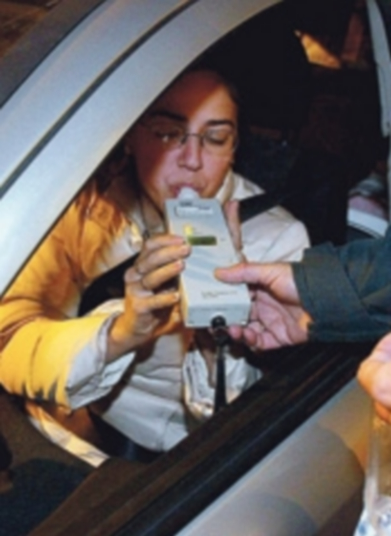 Una conductora se somete a la prueba de alcoholemia. / Ical