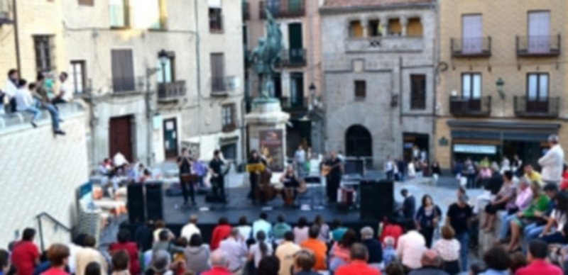 El grupo zamorano ‘Santarén Folk’ actuó anoche en la Plaza de San Martín