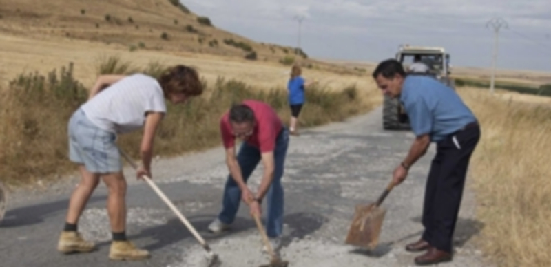 En verano de 2004 los vecinos de Torredondo bachearon ellos mismos la carretera de acceso al barrio incorporado. / JUAN MARTÍN