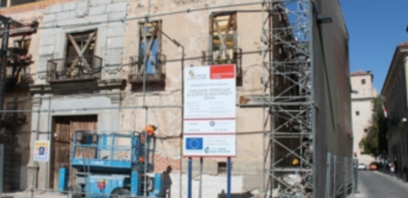 La retirada del trampantojo permitirá volver a ver la fachada del histórico edificio. / M.G.