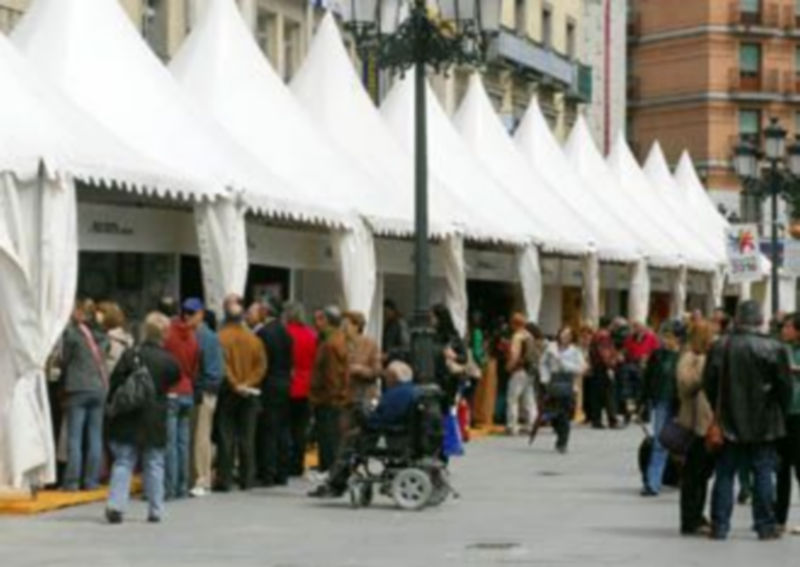 Las carpas ubicadas en la avenida de Fernández Ladreda recibieron ayer un buen número de visitantes en la primera jornada de esta Feria Nacional de Artesanía. / Fernando Peñalosa