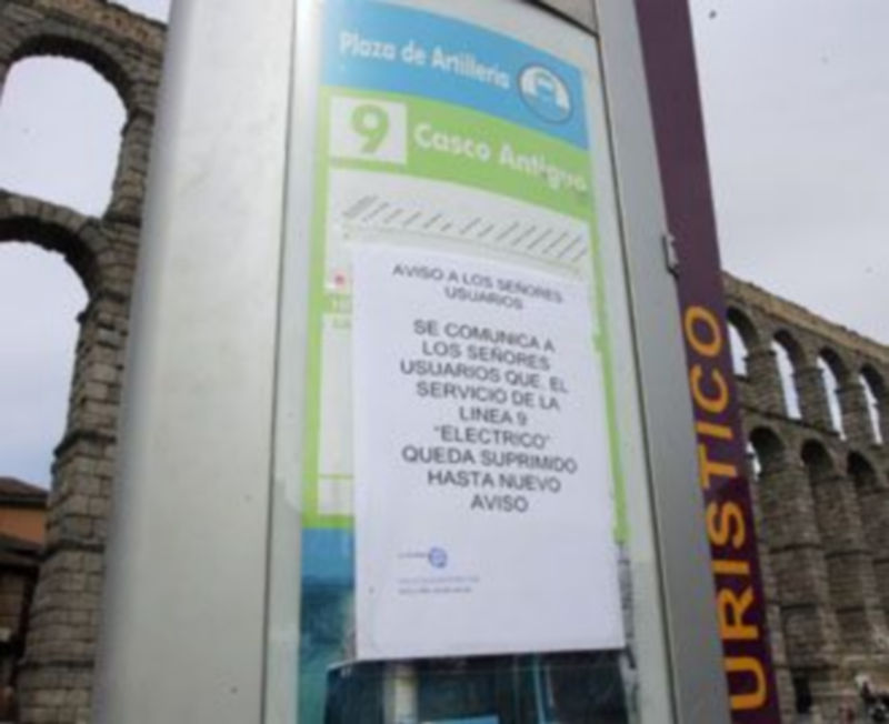 Un cartel colocado en la marquesina junto al Acueducto informaba ayer de que el servicio de la línea 9 que presta el “ecobús” quedaba suprimido “hasta nuevo aviso”. / F.P.