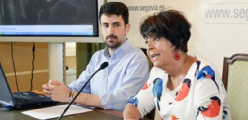 Los concejales Álvaro Serrano y Claudia de Santos mostraron los dos vídeos resultantes de la iniciativa. / T. DE SANTOS