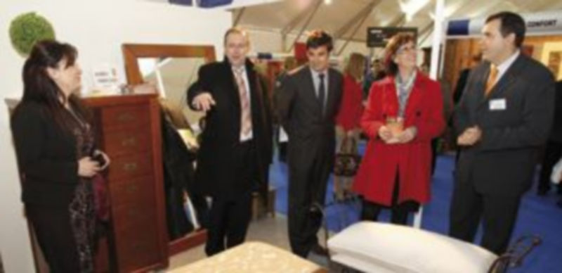 Las autoridades recorrieron el recinto ferial para conocer la oferta de muchos de los expositores participantes en esta edición del certamen./Gabriel Gómez