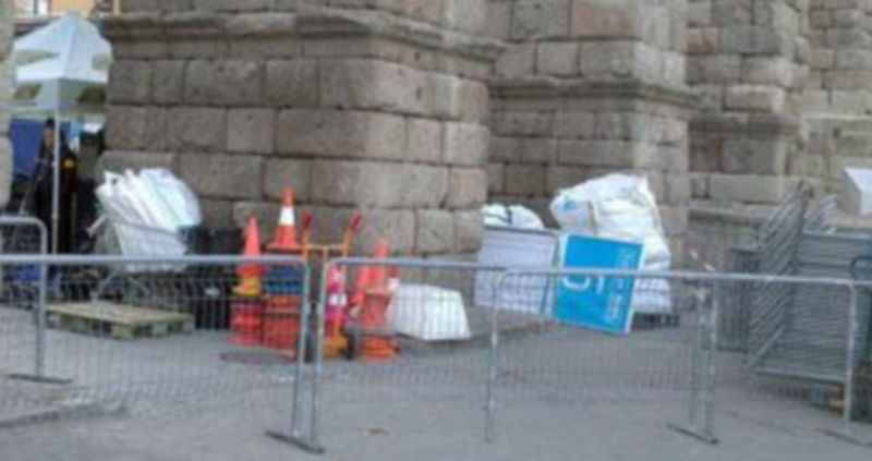 Imagen de material de señalización junto al Acueducto. / El Adelantado