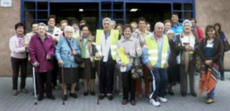 Foto de familia de las personas mayores que han participado en esta campaña de seguridad vial. / El Adelantado