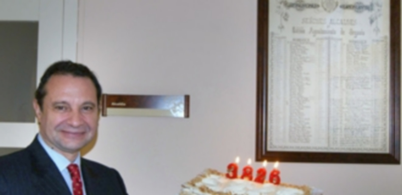 Arahuetes muestra la tarta que alude a los 3.826 días que lleva ocupando la Alcaldía de Segovia. / El Adelantado