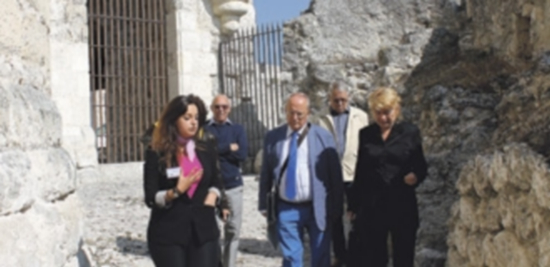 Fernando García de Cortázar: “Hay que saber comunicar la historia” 1 Los invitados disfrutaron de una breve visita por el Castillo Palacio de la localidad. /Chantal Núñez