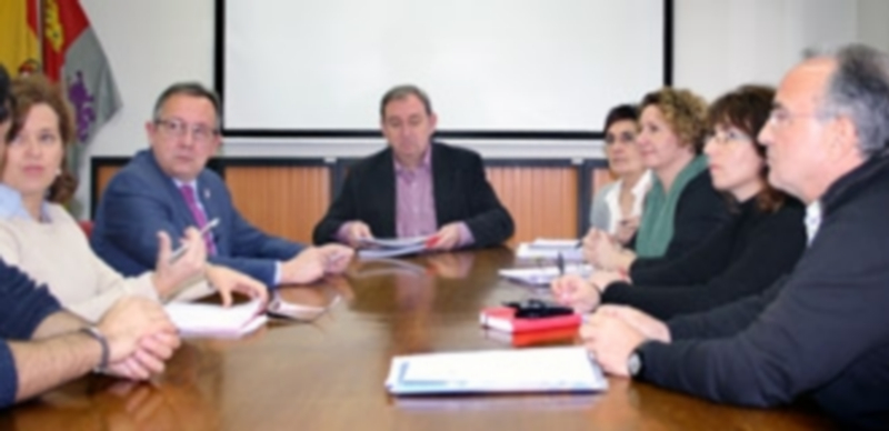 Los integrantes de la comisión de seguimiento de las obras durante la última reunión que han mantenido. / El Adelantado