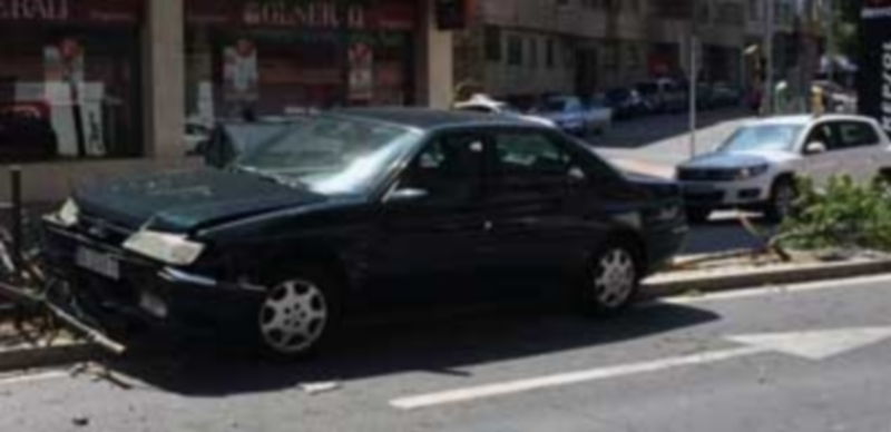 Estado en el que quedó el vehículo tras colisionar con la valla. / El Adelantado