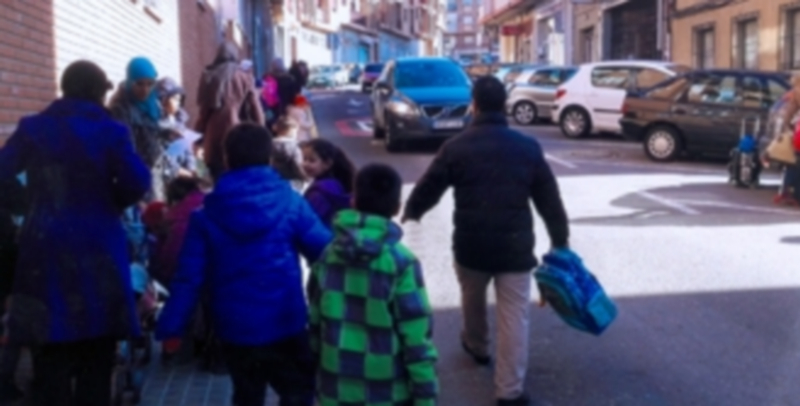 Los comerciantes de la calle de las Nieves protestan por la ‘Zona 30’ 1 Una de las aceras de la calle de las Nieves transitada por los peatones vecinos del barrio segoviano de San Lorenzo / El Adelantado