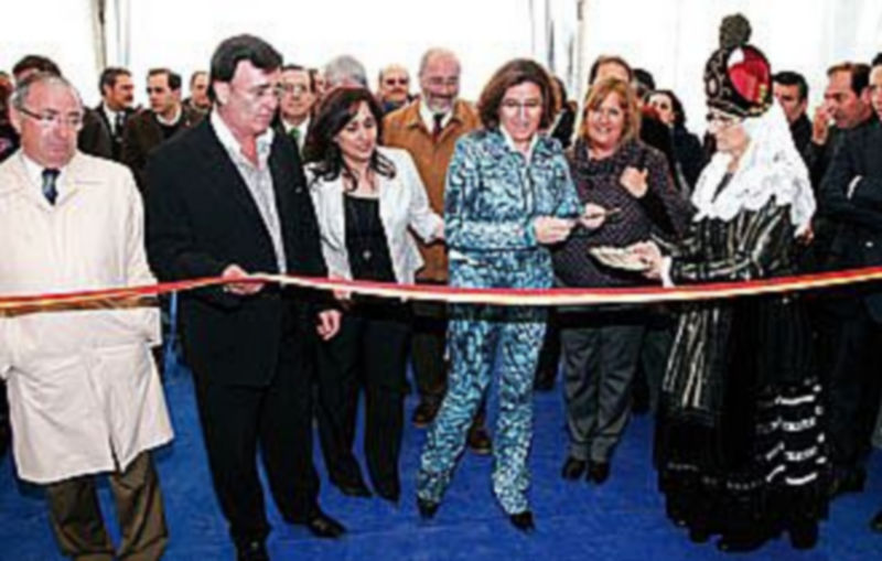 La adversa climatología obligó a llevar a cabo el tradicional corte de cinta inaugural por parte de las autoridades en el interior de una de las carpas de la feria./ GABRIEL GÓMEZ