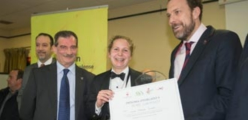 Laura Herráez muestra el diploma del primer premio en presencia del presidente de la Asociación de Sumilleres Pablo Martín. / David Castro. Diario de Ávila