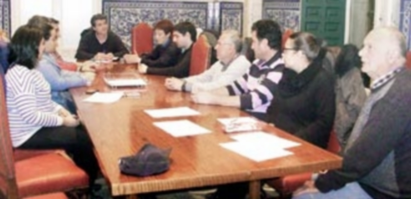 El concejal de Participación Ciudadana se reunió con representantes de las Juntas de Barrio en febrero. Estos órganos también están regulados en el Reglamento. / E. A.
