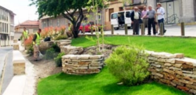 Representantes vecinales y el concejal de Medio Ambiente han visitado esta semana la zona restaurada. / E. A.