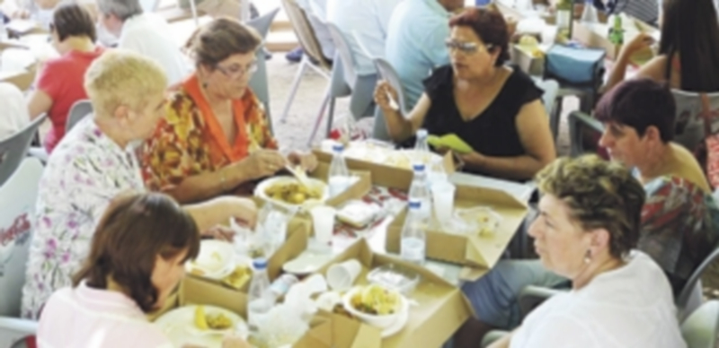 La paella de Apadefim congrega cada año a un gran número de socios y simpatizantes. / jesús segovia