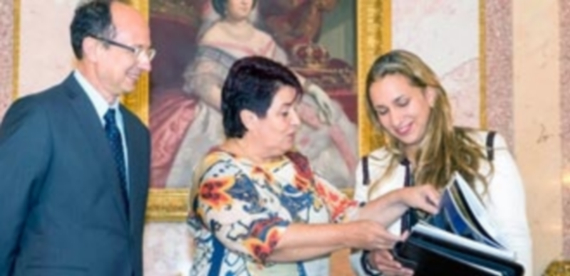 La alcaldesa entrega material divulgativo de la ciudad a la Joven Embajadora en presencia del rector de IE University. / E. A.