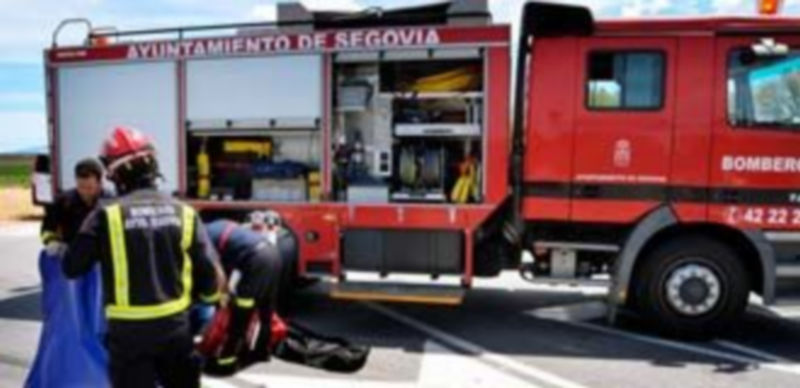 Imagen de archivo de una intervención de los bomberos de la capital en un accidente de tráfico en la provincia. / A. Benavente.