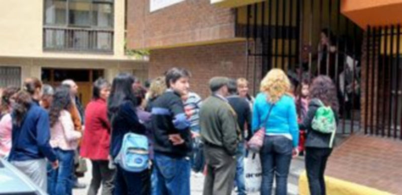 Los porteros se ocupan de abrir y cerrar los colegios. Imagen de la salida de alumnos de un centro. / Alberto Benavente