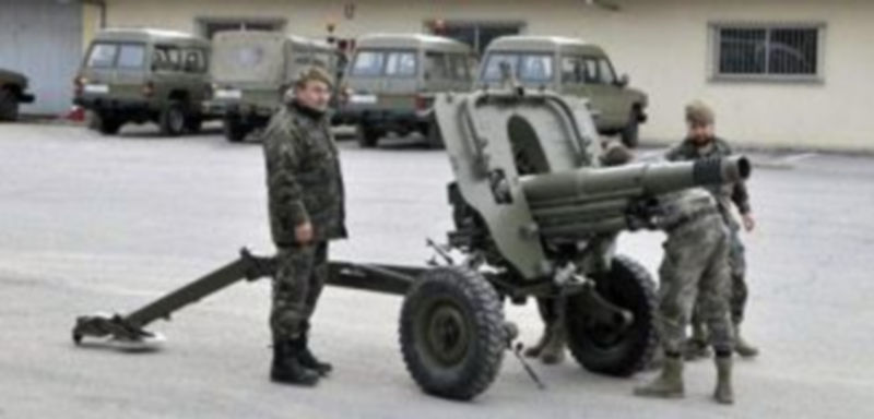 Un grupo de artilleros preparan un obús en las instalaciones del acuartelamiento de Baterías