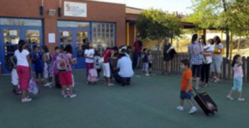 Un grupo de alumnos a las puertas del Colegio Elena Fortun que pertenece a la zona sur (zona 2) del nuevo mapa escolar de la capital diseñado por la Dirección de Educación. / Alberto Benavente