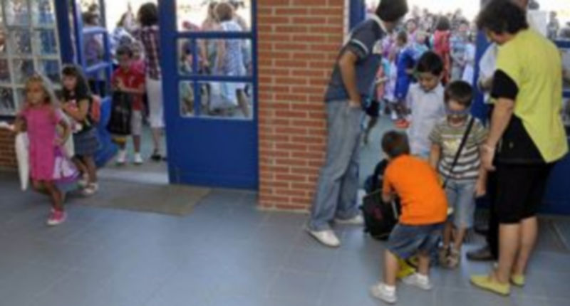 Cada año la entrada de los alumnos en los colegios en septiembre se empieza a preparar por las familias y la Administración durante la primavera anterior.  / Alberto Benavente.