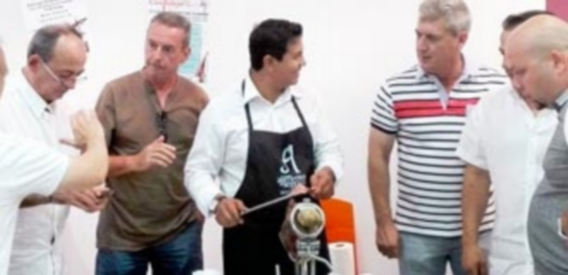La Junta oferta tres cursos para los profesionales del sector turístico 1 Uno de los cursos estará dedicado a los cortadores de jamón. / EL ADELANTADO