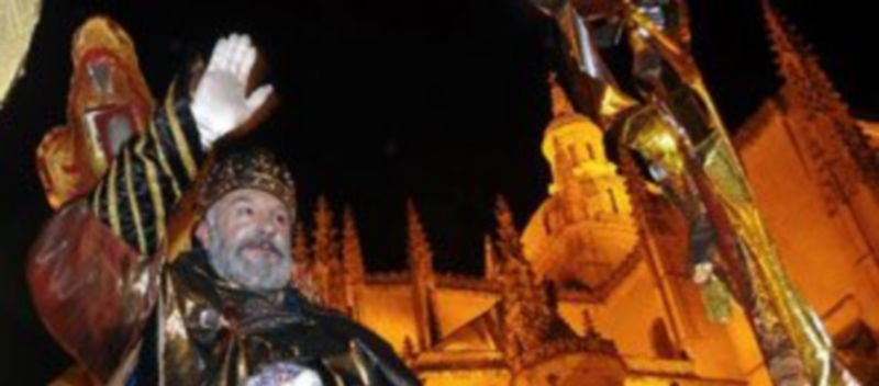 Desde lo alto de su carroza