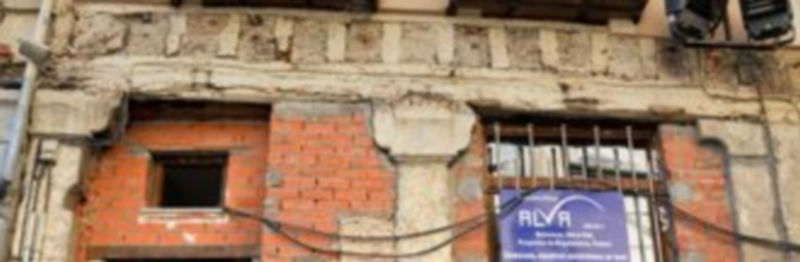 Varios trabajadores contemplaban la semana pasada un edificio en obras de rehabilitación