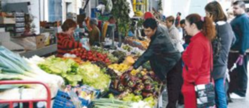 Vista general de un puesto de frutas y verduras en la capital segoviana. Estos alimentos