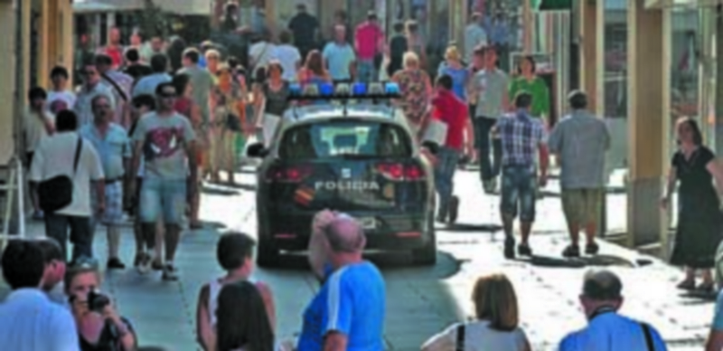 Un vehículo de patrulla del Cuerpo Nacional de Policía  sube por la Calle Real durante un servicio este verano./ Juan Martín
