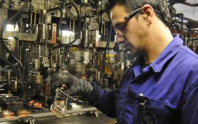 Un operario de una de las principales exportadoras de la provincia