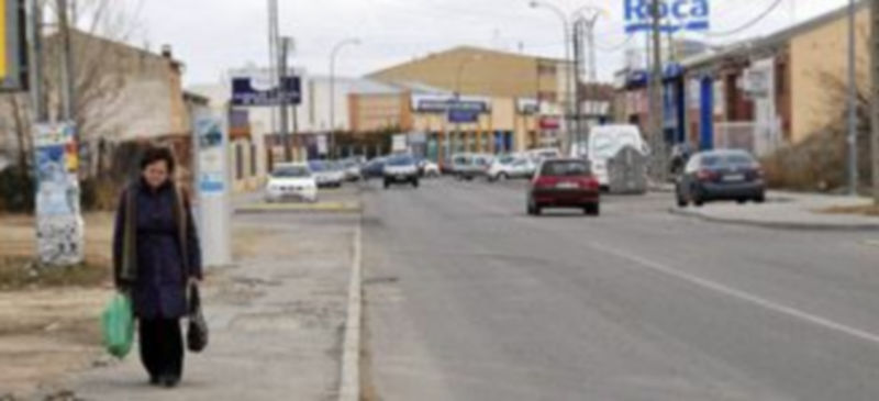 Una mujer caminaba esta semana por una de las aceras de la calle Guadarrama
