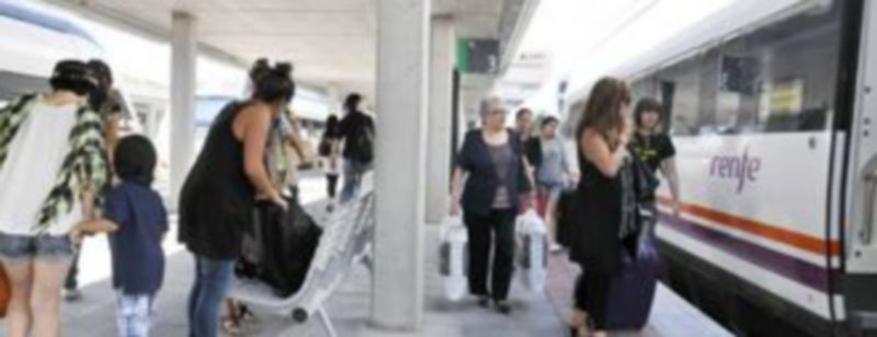 Varios usuarios segovianos acceden a una de las lanzaderas en los andenes del tren de Alta Velocidad en la nueva estación Segovia-Guiomar. / juan Martín