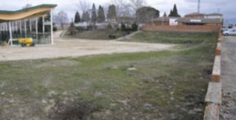 Terrenos de la Ciudad Deportiva de La Albuera donde se construirá la piscina cubierta y las dos salas polivalentes que albergarán un complejo de salud