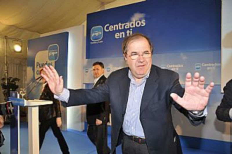 El presidente de la Junta de Castilla y León saluda a los militantes y cargos públicos que llenaron la carpa del restaurante Portico Real en el acto central de la campaña del PP en Segovia. / J. M.