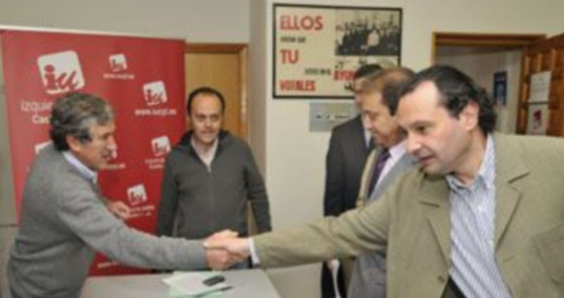 Peñalosa saluda a Arahuetes en presencia de Frías (en el centro)