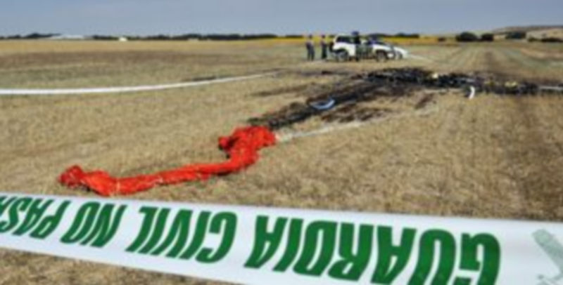 Los restos de la avioneta siniestrada permanecían ayer en el terreno agrícola donde fue a estrellarse el aparato