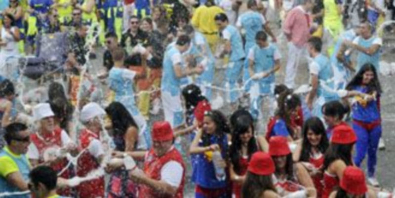 Una divertida lucha de lanzamiento de gaseosa de desató en la plaza de San Lorenzo