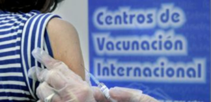 Una viajera recibe la dosis de la vacuna necesaria para cumplir la medidas preventivas adecuadas antes de desplazarse al país elegido. / Juan Martín