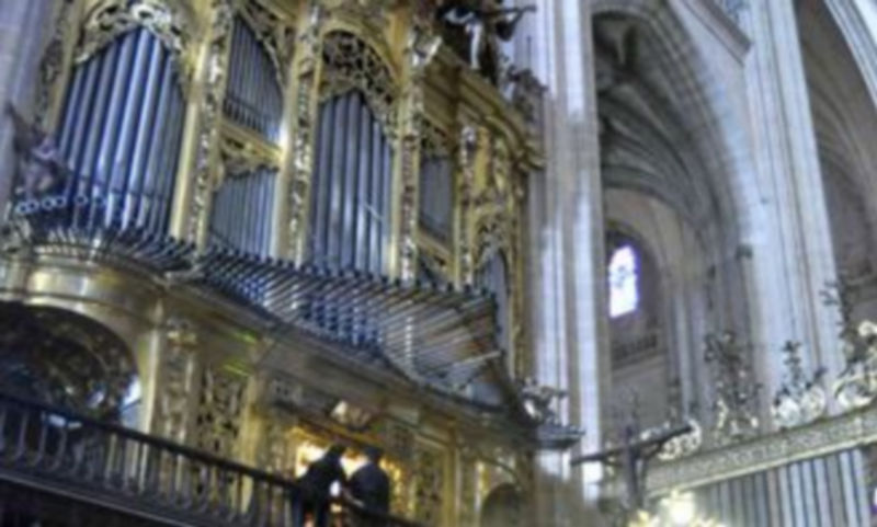 El órgano de la Epístola luce ahora un magnífico aspecto tras las  obras de restauración. / Juan Martín.