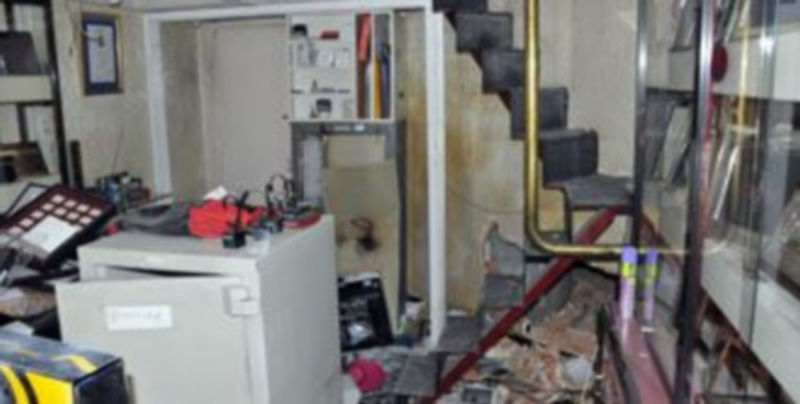 Los ladrones causaron importantes destrozos en la joyería