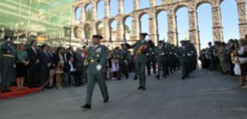 La sección de guardias civiles de la comandancia de Segovia desfila ante las autoridades civiles y militares como colofón al acto celebrado en el Azoguejo. / Juan Martín