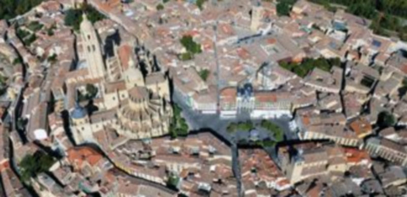 Imagen aérea del casco histórico de Segovia. Urbanismo calcula que en la ciudad existen unos 3.500 edificios con una antigüedad superior a los 40 años. / Juan Martín