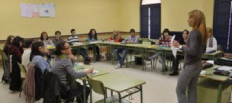Grupo de alumnos de 20 A (B2) de inglés en una clase impartida por Nuria Álvarez en la escuela de idiomas que desde hace 23 años comparte los espacios del instituto Mariano Quintanilla./  Juan Martín