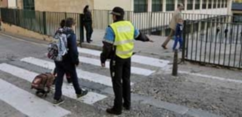 Los policías locales acuden a los centros escolares cada mañana antes del inicio de la actividad lectiva y después a la hora de terminar las clases. / Juan Martin