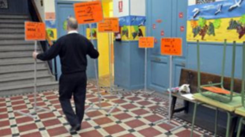 Durante las últimas horas se han estado preparando los colegios electorales para la jornada de hoy. / Juan Martín.