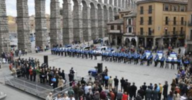 Vista general del Azoguejo durante los actos oficiales con motivo de la festividad del patrón de la Policía Local